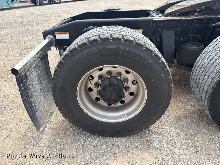 image for item ET6081 2021 Freightliner Cascadia 126 semi truck