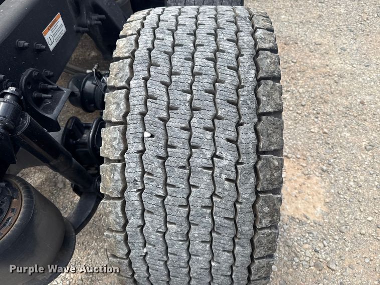 image for item ET6081 2021 Freightliner Cascadia 126 semi truck