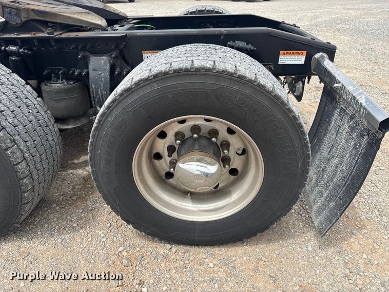 image for item ET6081 2021 Freightliner Cascadia 126 semi truck