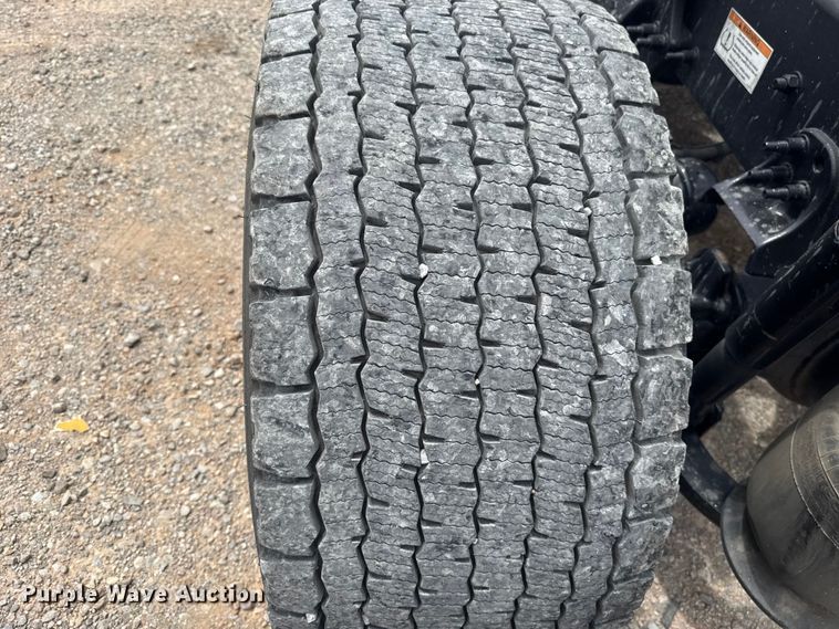 image for item ET6081 2021 Freightliner Cascadia 126 semi truck