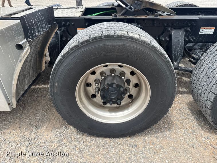 image for item ET6081 2021 Freightliner Cascadia 126 semi truck