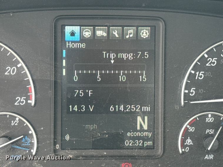 image for item ET6081 2021 Freightliner Cascadia 126 semi truck