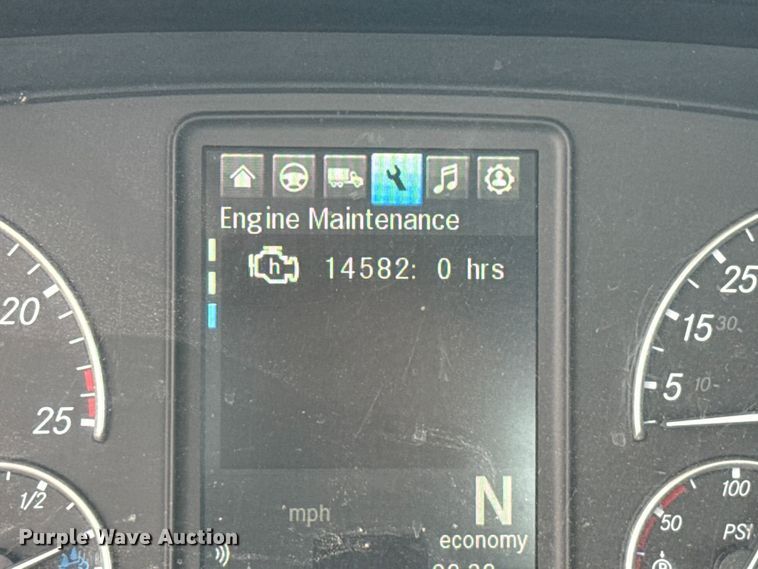 image for item ET6081 2021 Freightliner Cascadia 126 semi truck