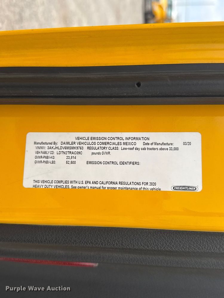 image for item ET6081 2021 Freightliner Cascadia 126 semi truck