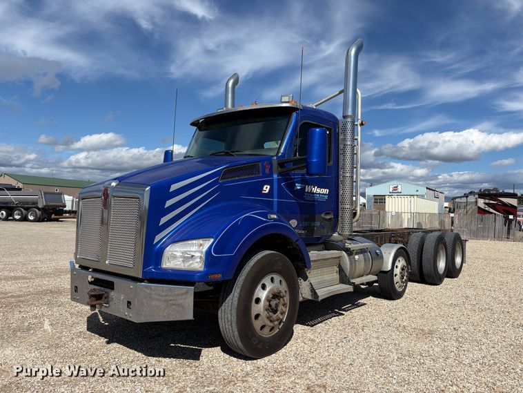 image for item EU8655 2015 Kenworth T880 semi truck