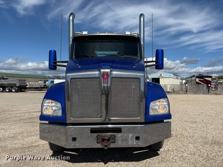 image for item EU8655 2015 Kenworth T880 semi truck