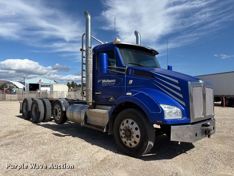 image for item EU8655 2015 Kenworth T880 semi truck