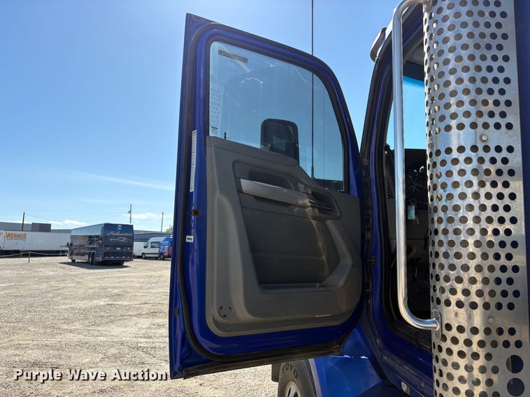 image for item EU8655 2015 Kenworth T880 semi truck