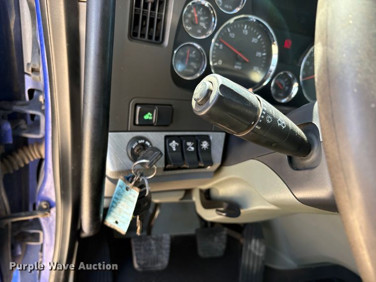 image for item EU8655 2015 Kenworth T880 semi truck
