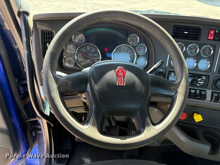 image for item EU8655 2015 Kenworth T880 semi truck