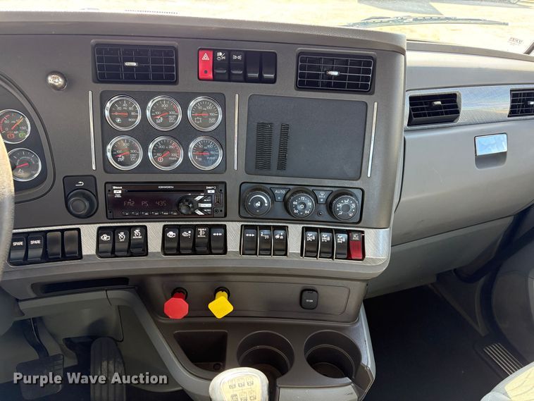image for item EU8655 2015 Kenworth T880 semi truck