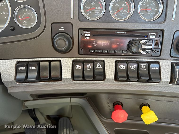 image for item EU8655 2015 Kenworth T880 semi truck