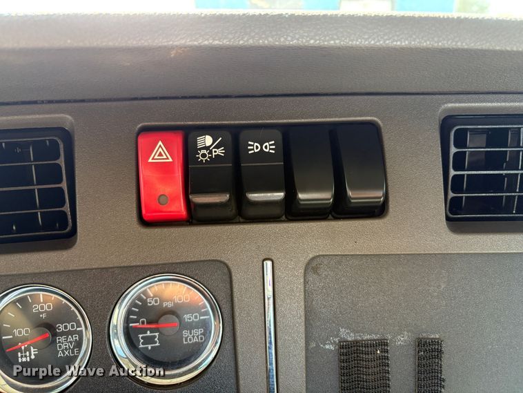 image for item EU8655 2015 Kenworth T880 semi truck