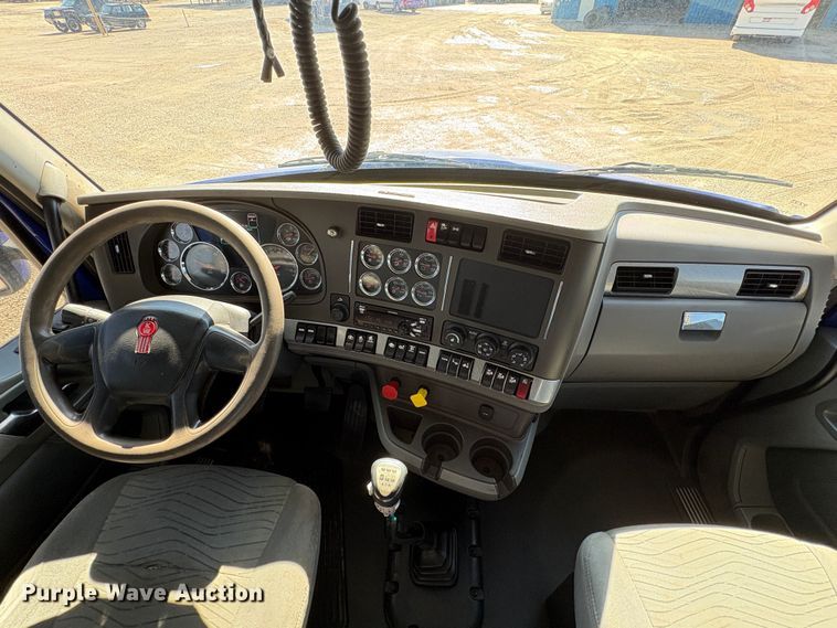 image for item EU8655 2015 Kenworth T880 semi truck