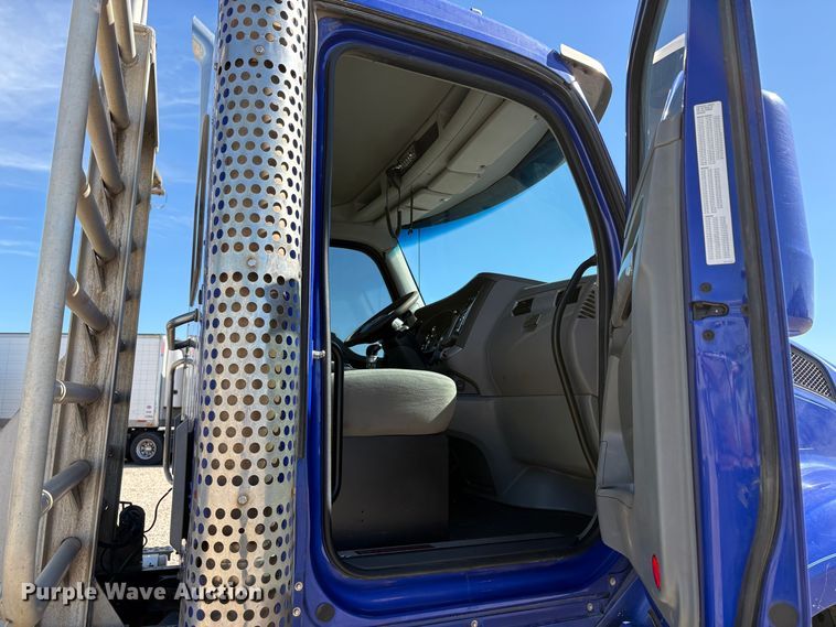 image for item EU8655 2015 Kenworth T880 semi truck