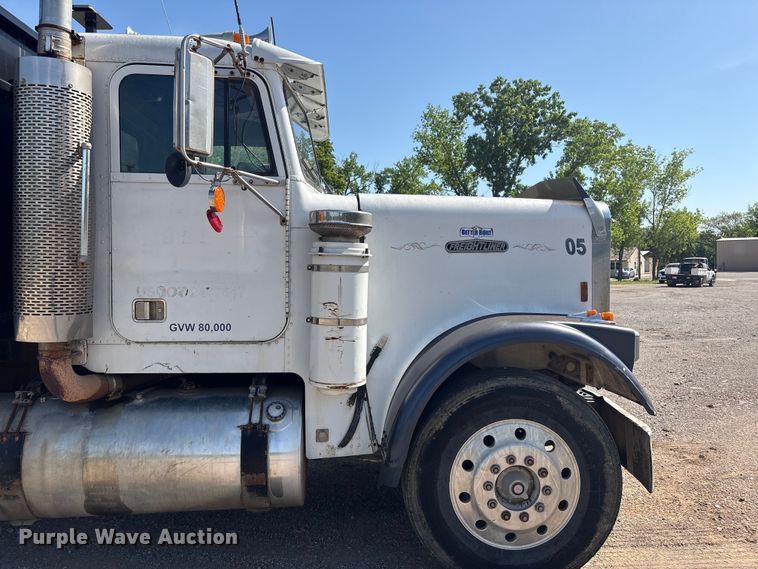 image for item EV2920 1985 Freightliner MB80 flatbed truck
