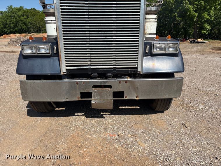 image for item EV2920 1985 Freightliner MB80 flatbed truck