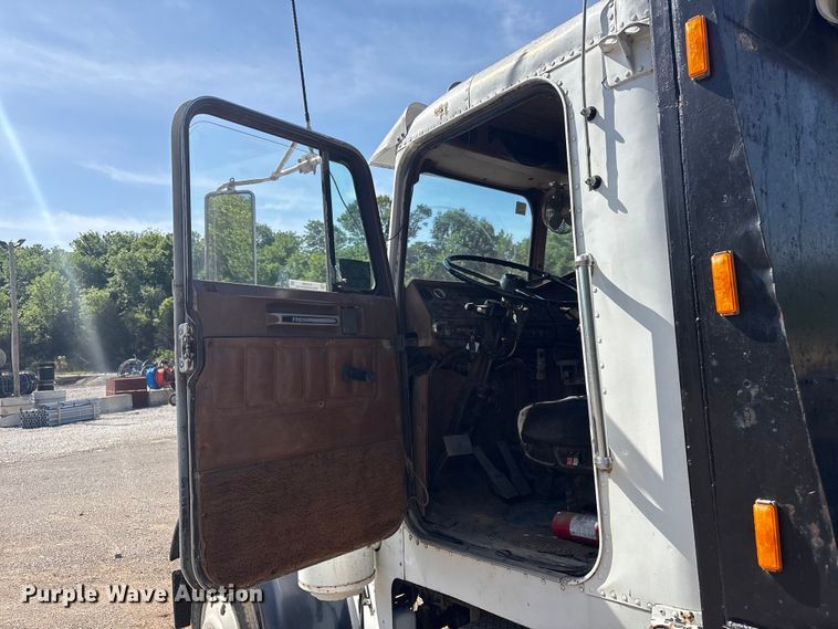 image for item EV2920 1985 Freightliner MB80 flatbed truck