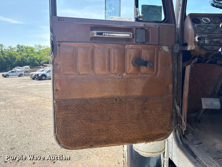 image for item EV2920 1985 Freightliner MB80 flatbed truck