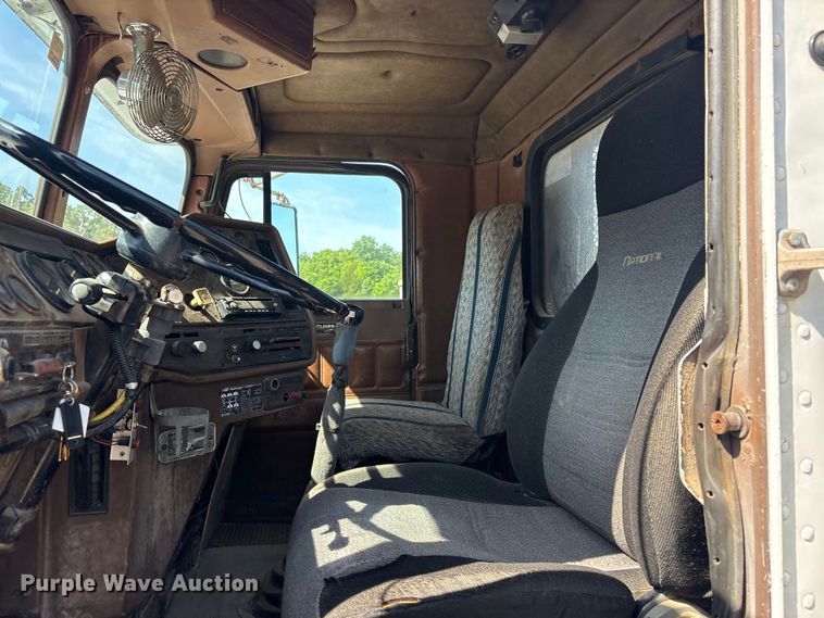image for item EV2920 1985 Freightliner MB80 flatbed truck