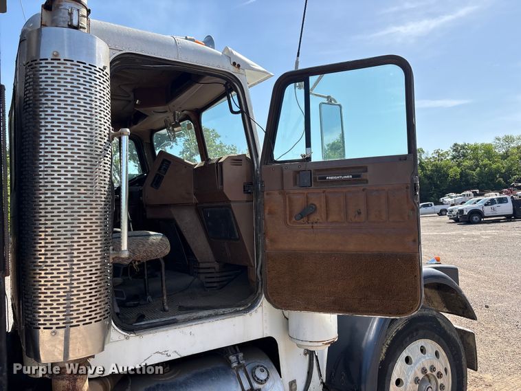 image for item EV2920 1985 Freightliner MB80 flatbed truck