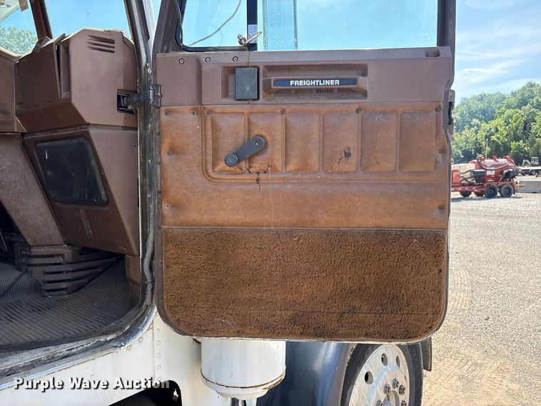 image for item EV2920 1985 Freightliner MB80 flatbed truck