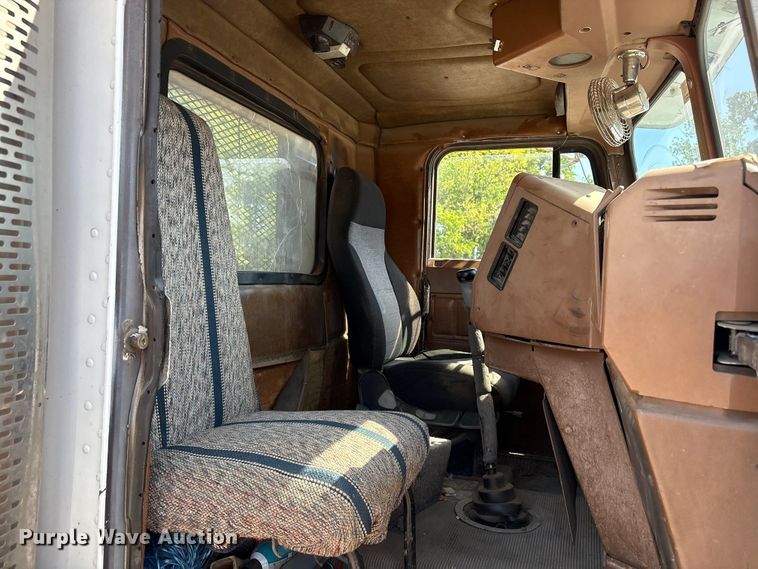 image for item EV2920 1985 Freightliner MB80 flatbed truck