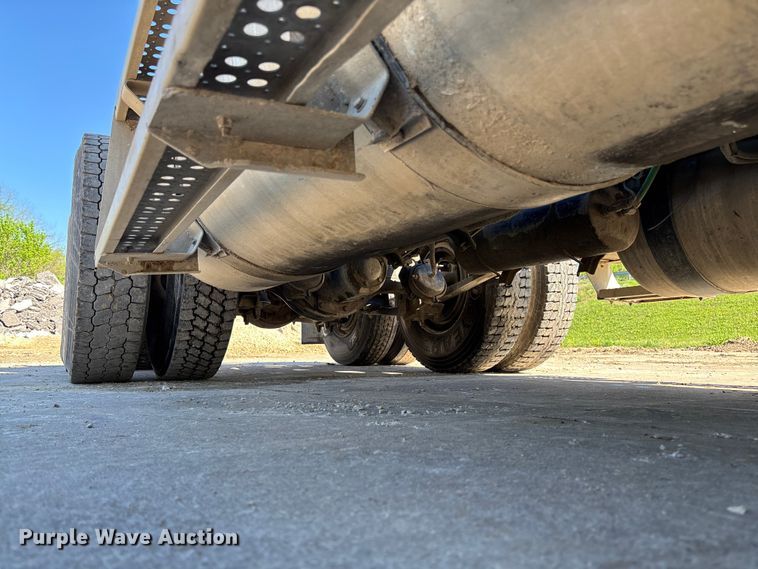 image for item FB3454 1999 Freightliner FLD semi truck