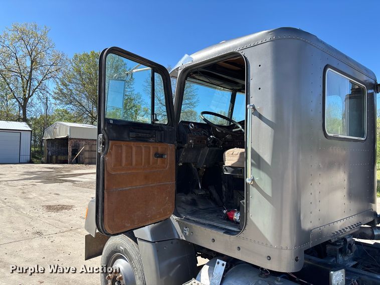 image for item FB3454 1999 Freightliner FLD semi truck