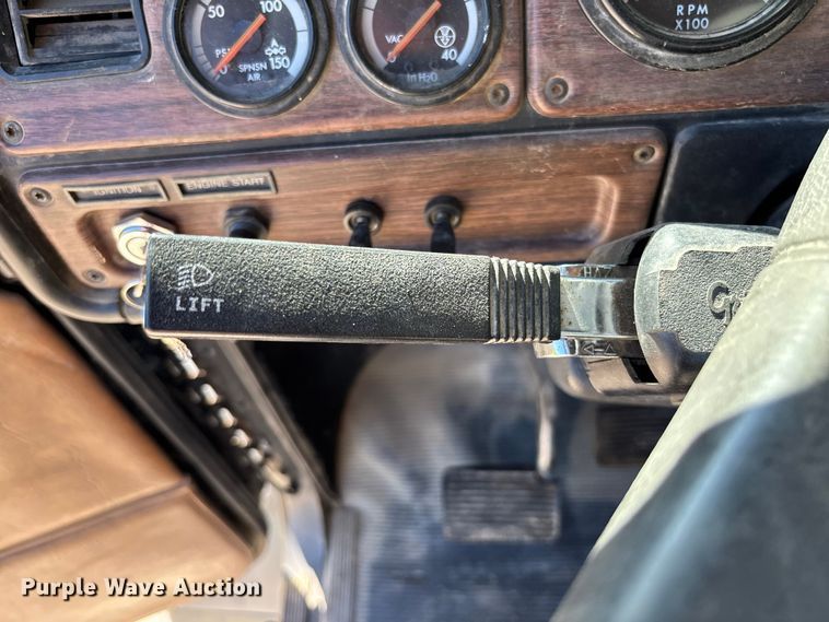 image for item FB3454 1999 Freightliner FLD semi truck