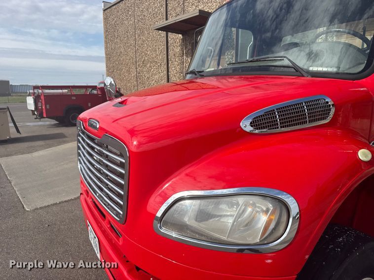 image for item FB7310 2011 Freightliner Business Class M2 semi truck