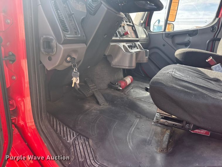 image for item FB7310 2011 Freightliner Business Class M2 semi truck