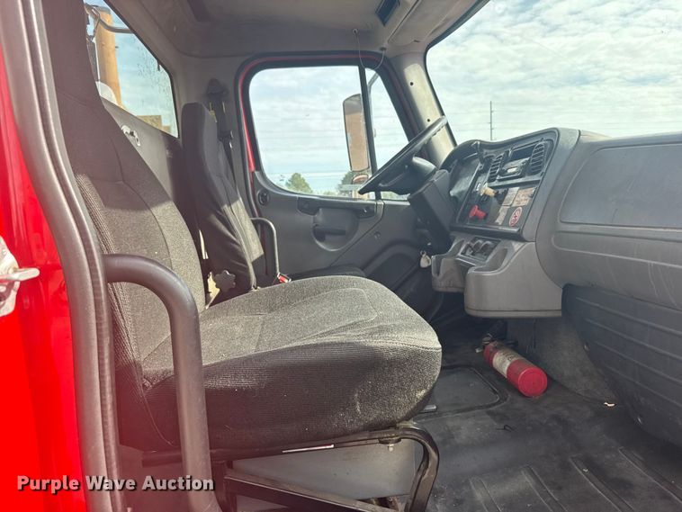 image for item FB7310 2011 Freightliner Business Class M2 semi truck