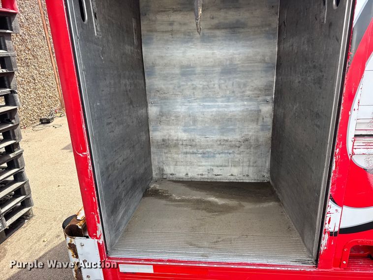 image for item FB7314 1999 International 4700 delivery truck
