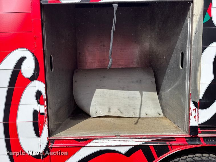 image for item FB7314 1999 International 4700 delivery truck