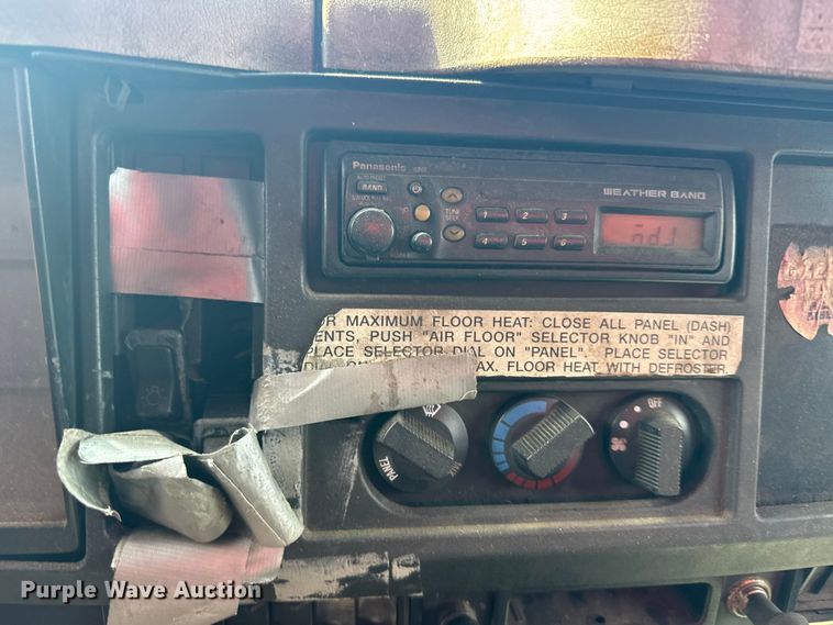 image for item FB7314 1999 International 4700 delivery truck