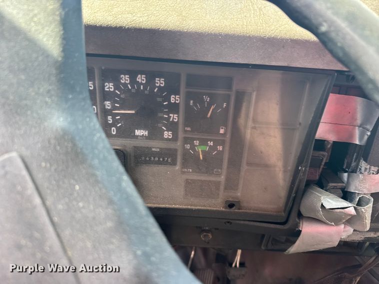 image for item FB7314 1999 International 4700 delivery truck