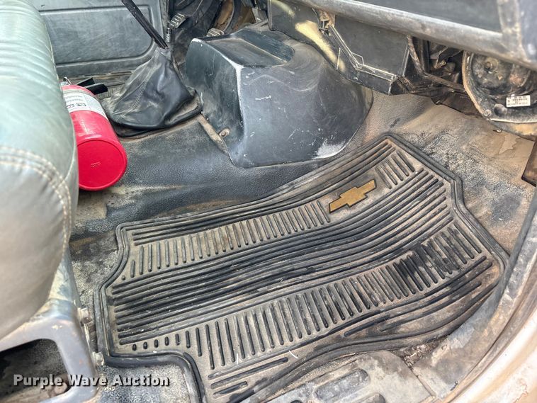 image for item FC2156 1999 GMC C7 flatbed truck