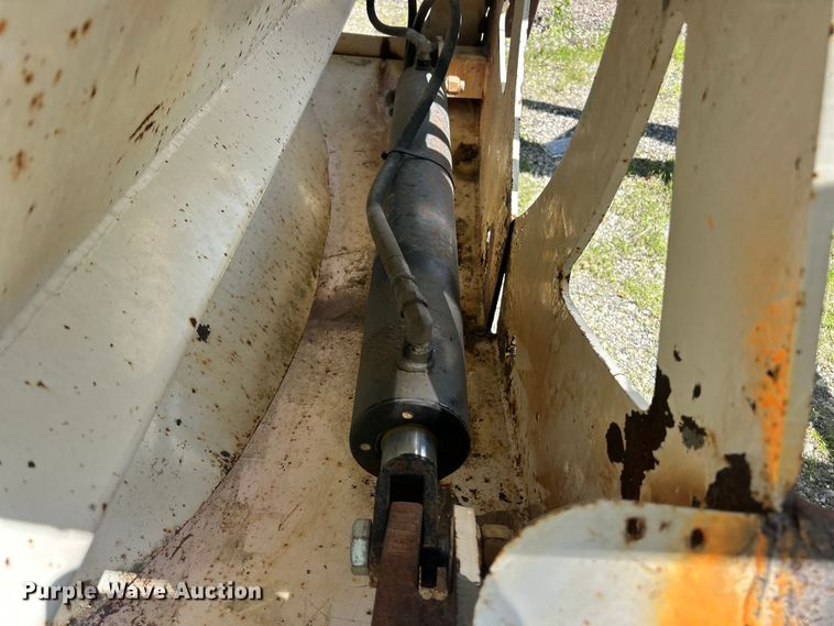 image for item FC2528 2014 DeLucio bottom dump trailer