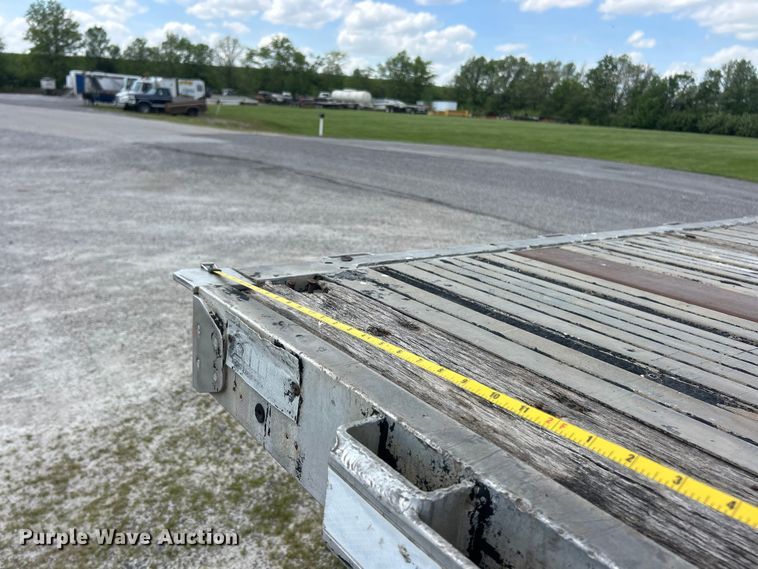 image for item FC2535 2001 Utility FS2CHA flatbed trailer