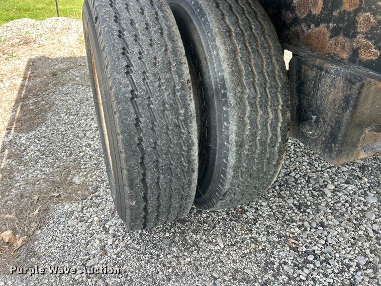 image for item FC2535 2001 Utility FS2CHA flatbed trailer