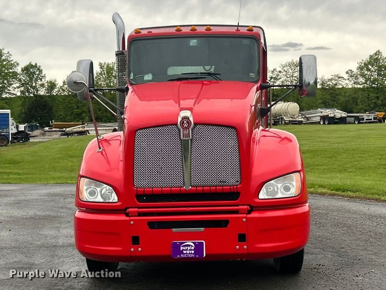 image for item FC2536 2014 Kenworth T400 semi truck