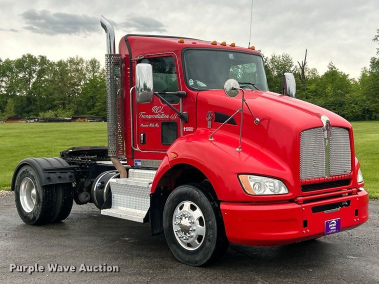 image for item FC2536 2014 Kenworth T400 semi truck