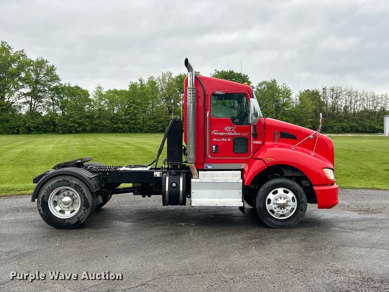 image for item FC2536 2014 Kenworth T400 semi truck