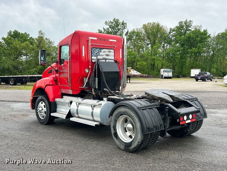 image for item FC2536 2014 Kenworth T400 semi truck