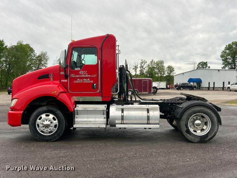 image for item FC2536 2014 Kenworth T400 semi truck