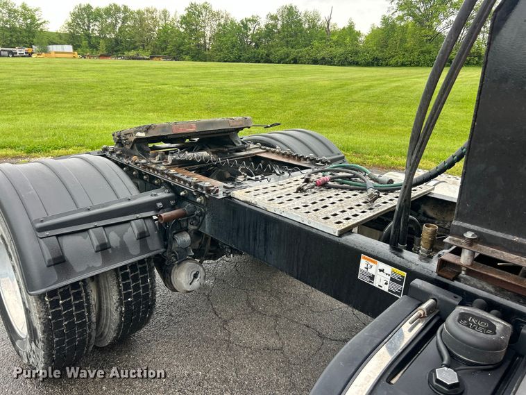 image for item FC2536 2014 Kenworth T400 semi truck