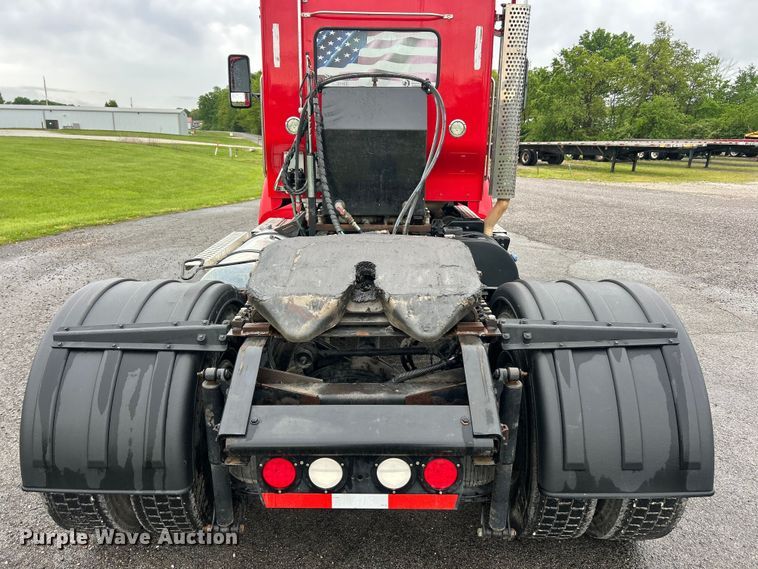 image for item FC2536 2014 Kenworth T400 semi truck