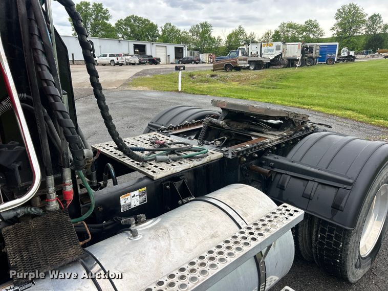 image for item FC2536 2014 Kenworth T400 semi truck