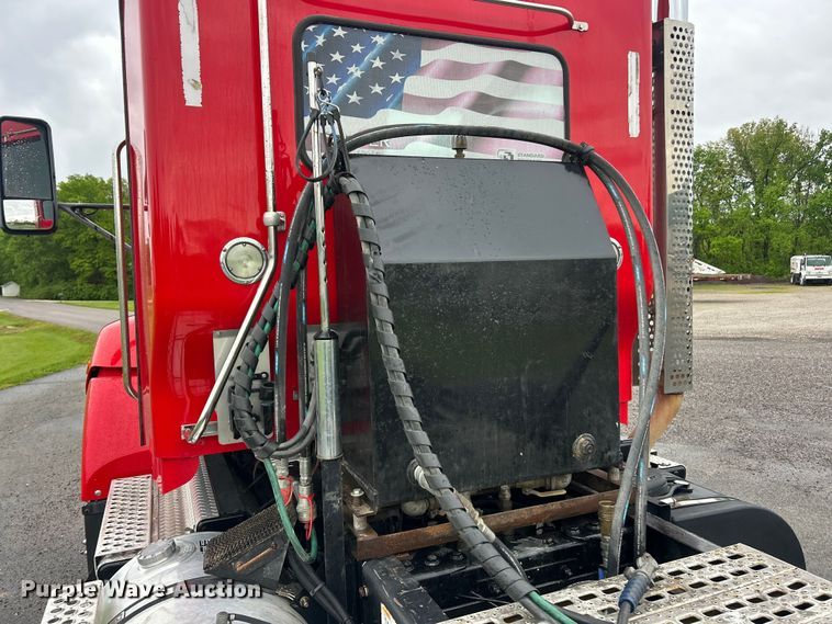 image for item FC2536 2014 Kenworth T400 semi truck